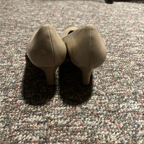 Size 8.5 LifeStride Nude Heels - Picture 6 of 7